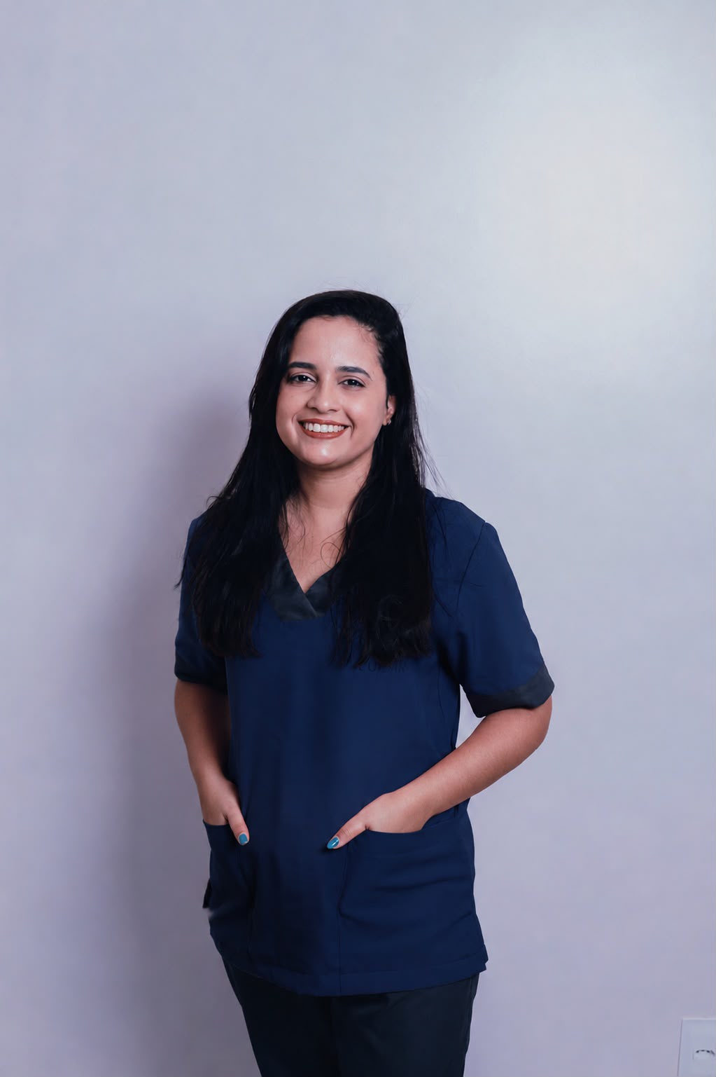 Fga. Bianca Cavalcante, fonoaudióloga, sorrindo em seu consultório